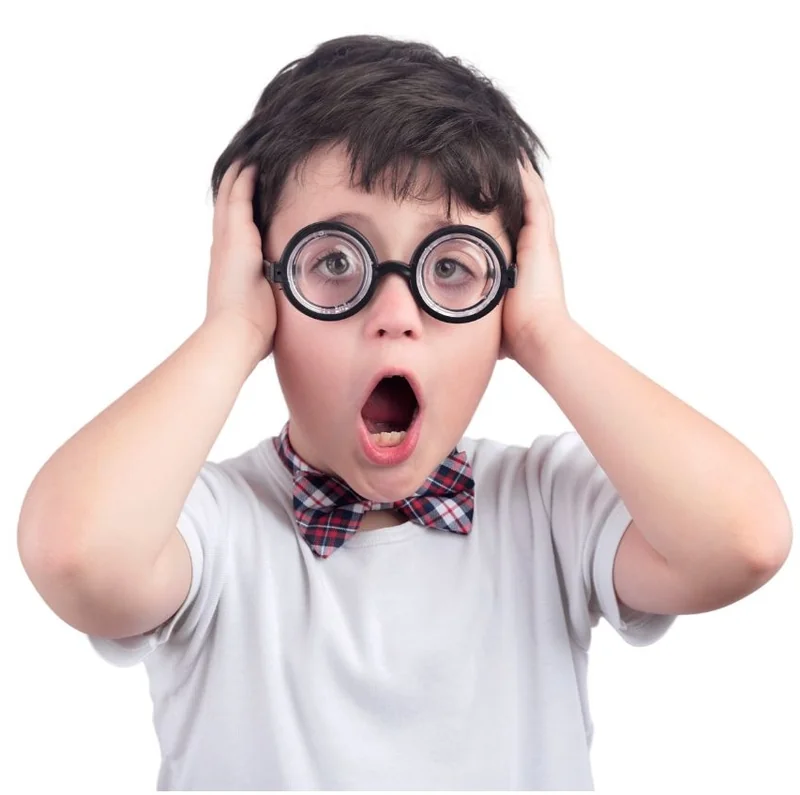 Niño con miopía